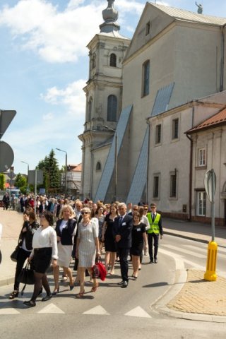 Przemarsz uczestników Jubileuszu Szkoły